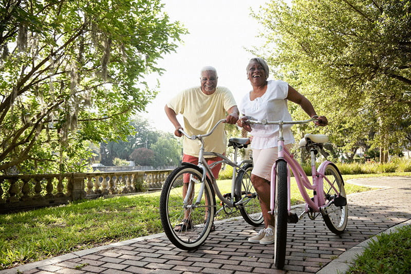 couple with bikes in a park