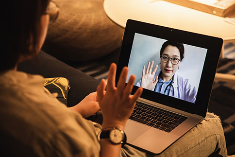 Woman talking to doctor on her laptop